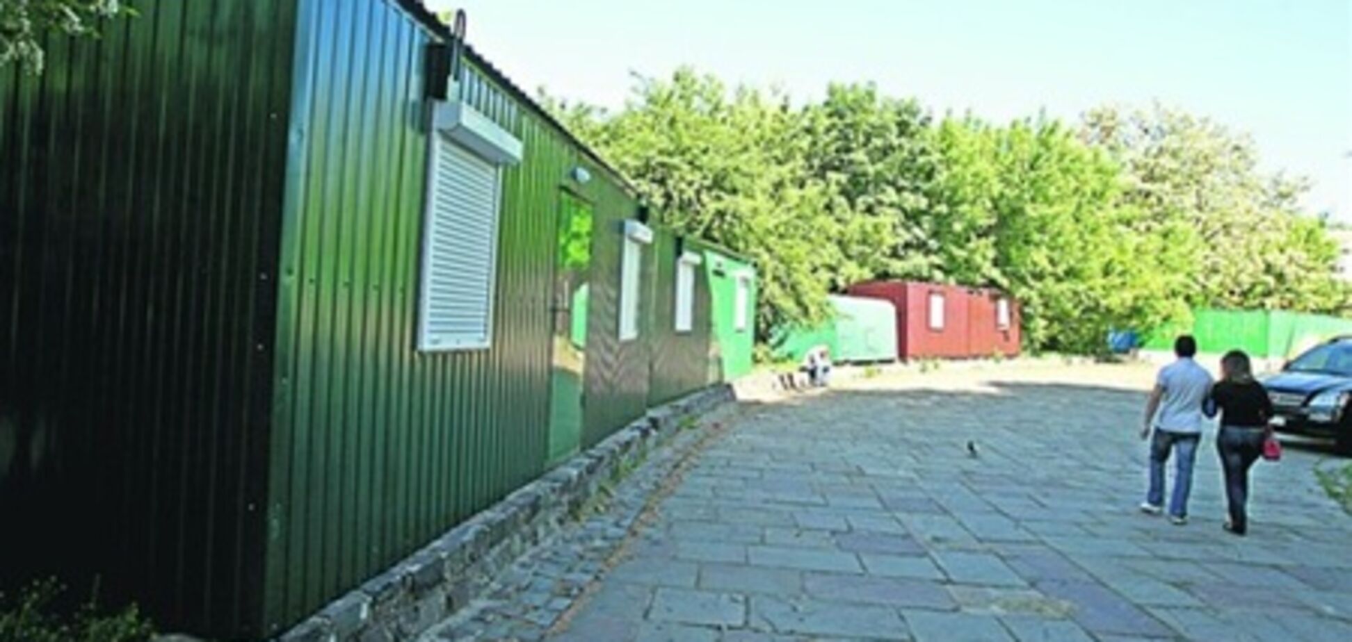 Строительные вагончики на Десятинке охраняет 'Беркут'