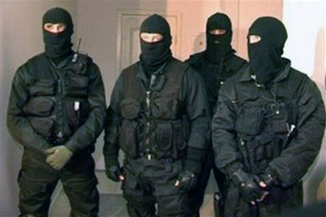 Бойцы 'Альфы' в масках обыскивают предприятие человека Тимошенко