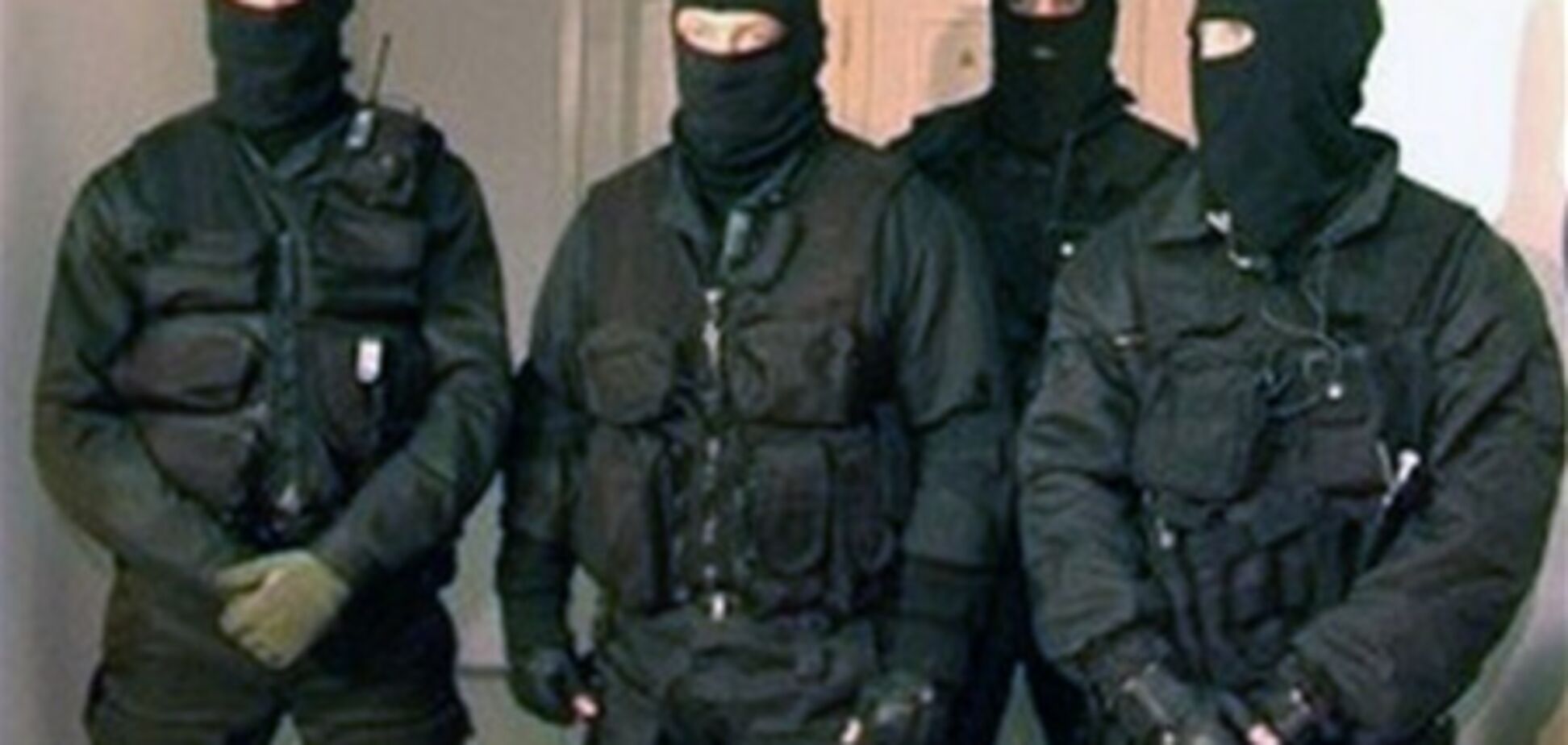 Бойцы 'Альфы' в масках обыскивают предприятие человека Тимошенко