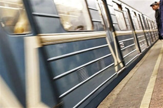 Молодий чоловік загинув, випавши з вагона в московському метро