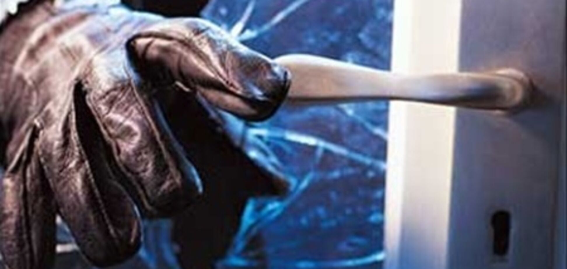 В поисках ценностей домушники срывали полы и кафель