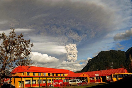 Вулкан в Чили посрамил ученых: извержение только усилилось