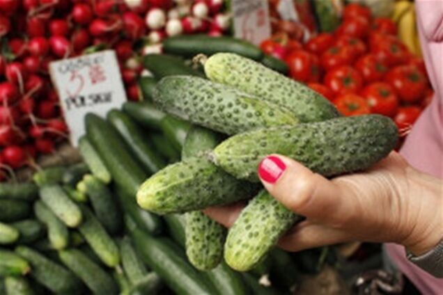 Огірковий скандал: в Іспанії почали безкоштовно роздавати овочі та фрукти