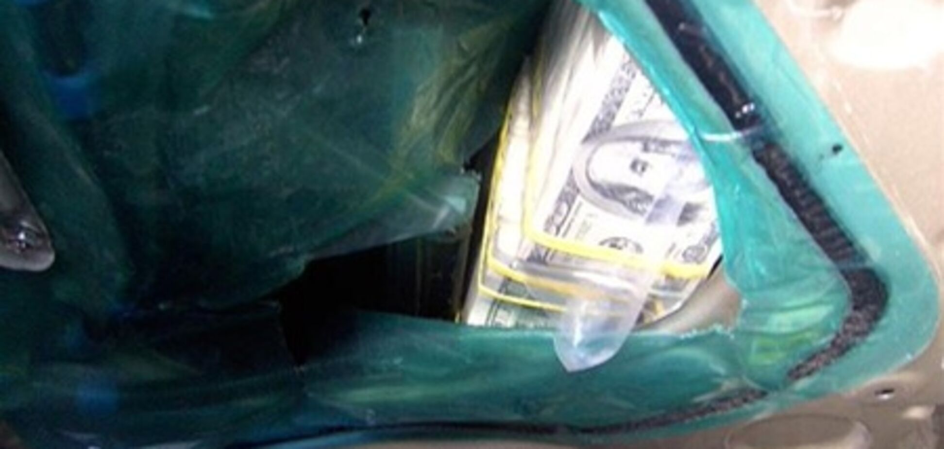 Митники виявили в дверях Лексуса майже $ 2 млн