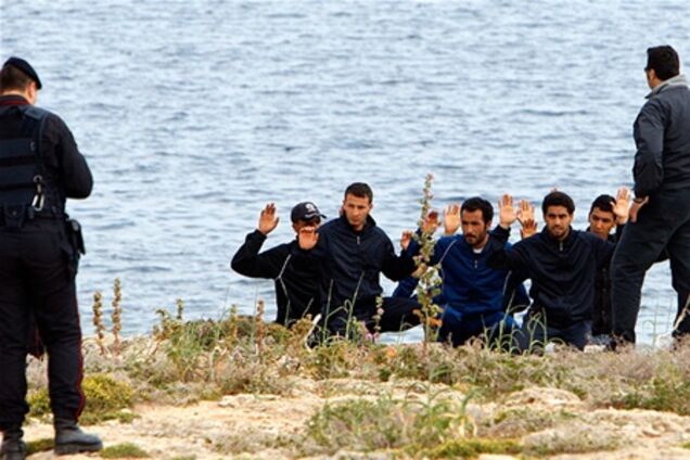 На італійський острів Лампедуза висадився масовий 'десант' біженців