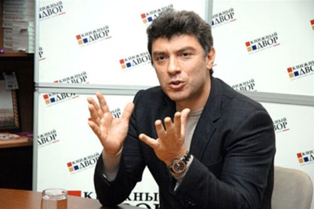 На автомобіль Нємцова кинули унітаз 
