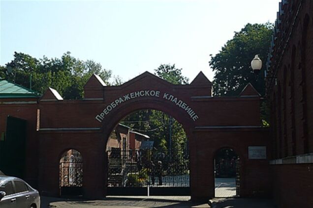 На відомому московському цвинтарі кінологи шукають бомбу