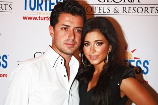 Возле роддома Ани Лорак прохожим раздавали печенье