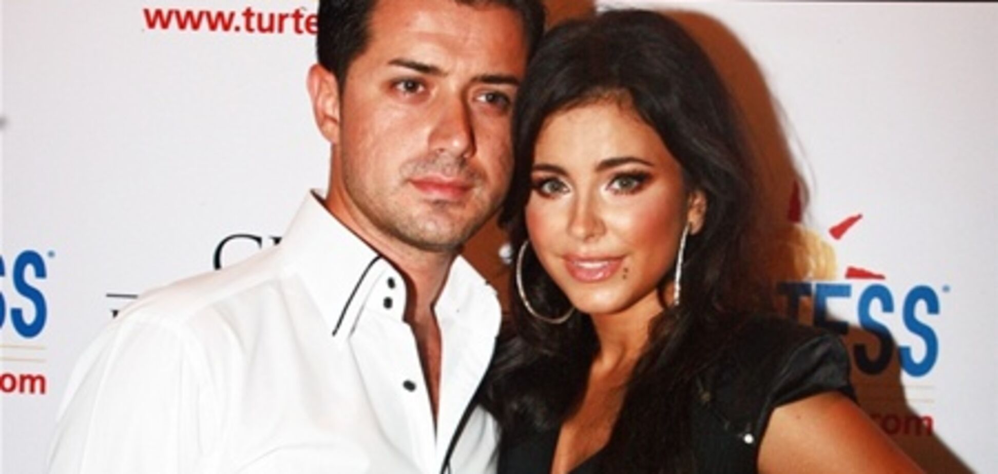 Возле роддома Ани Лорак прохожим раздавали печенье