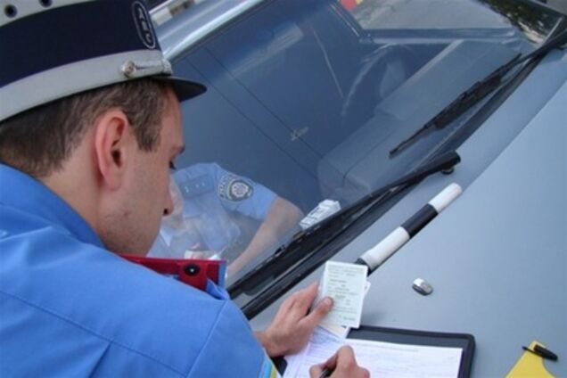 МВС: Водій сам себе підстрелив з пістолета інспектора ДАІ