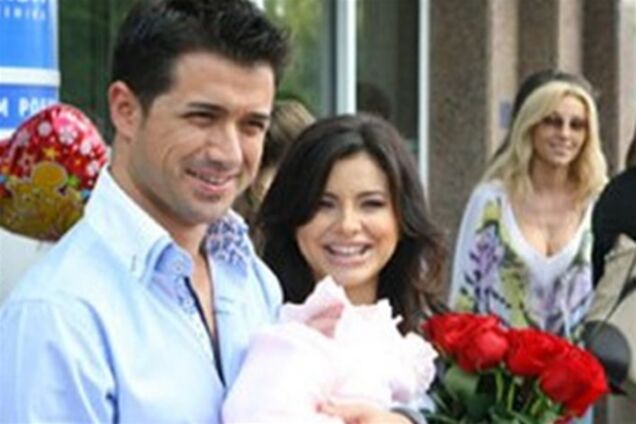 Ани Лорак с дочкой выписана из роддома. Фото. Видео