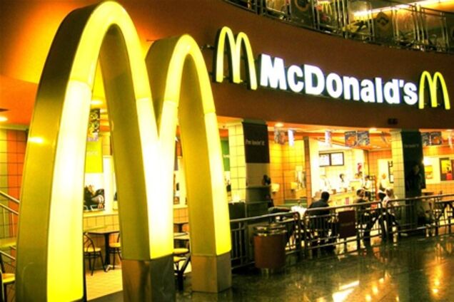 В московском McDonald's ищут бомбу: посетители эвакуированы