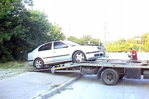 Пьяный житомирский водитель, закрывшись в авто от ГАИшников, просидел там 8 часов