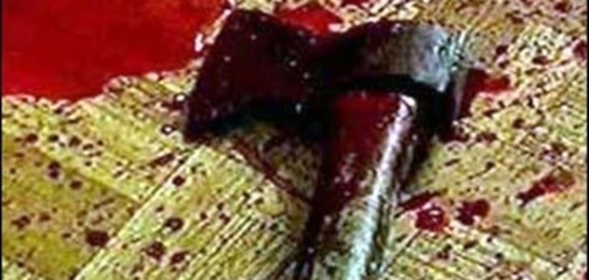 Пьяная мать изрубила плачущую дочь топором