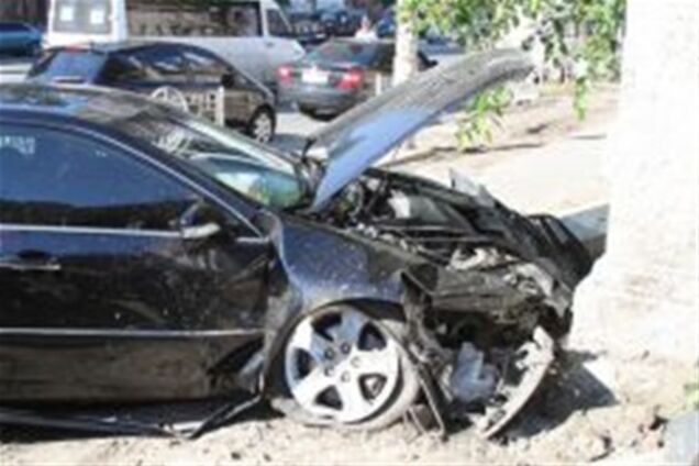 Загадочное ДТП: Honda Legend врезалась в стену