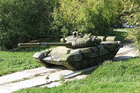 Эксперты в ужасе: резиновые танки армии РФ сдувает ветром. Фото, видео
