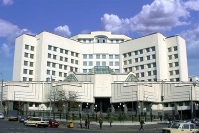 ЗМІ вже знають вердикт КСУ щодо червоного прапора