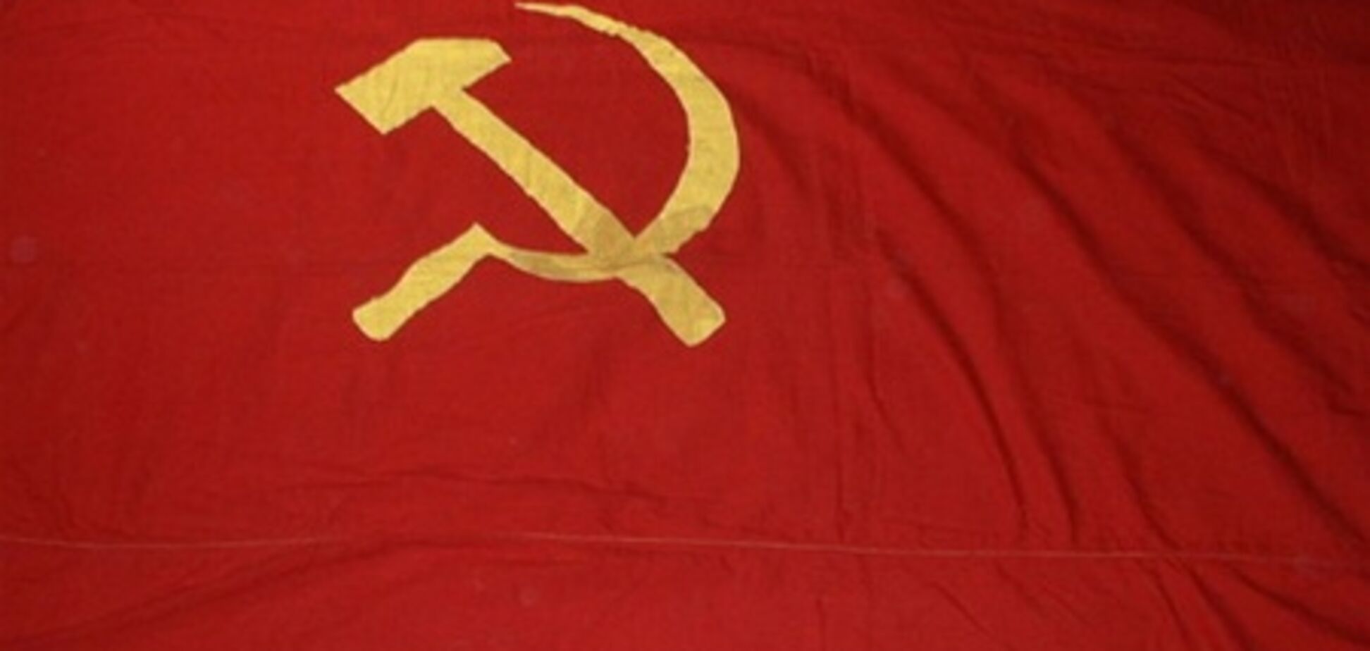 Депутат-коммунист едва не спровоцировал ДТП и побежал с красным флагом на 'свободовцев'