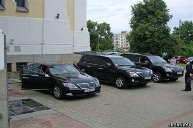 Житомирський владика УПЦ МП їздить на Lexus за 1,5 мільйона