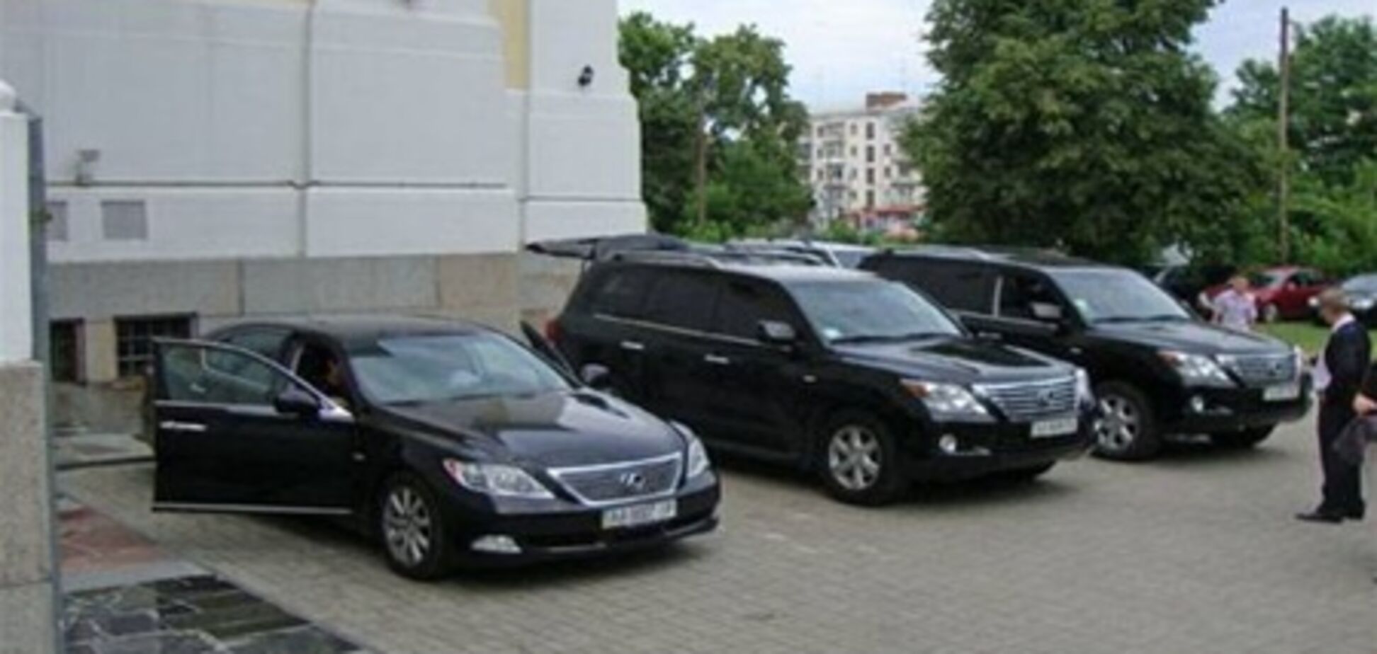 Житомирский владыка УПЦ МП ездит на Lexus за 1,5 миллиона