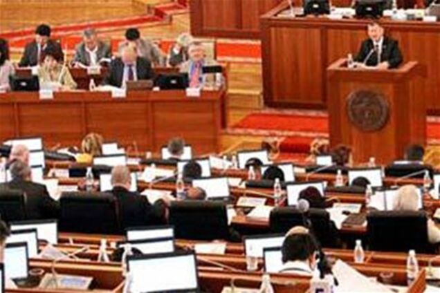 У парламенті Киргизії запропонували повісити табличку 'Ми віруємо в бога'