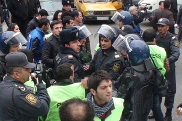 В Баку полиция разгоняет акцию протеста оппозиции