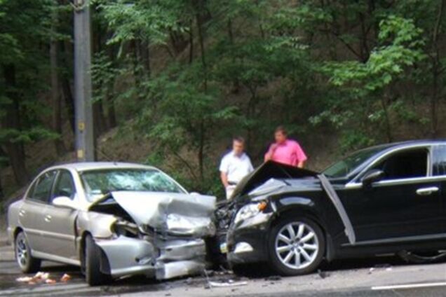 В Киеве 19-летний водитель на Lexus LS-460 разбил Kia Rio