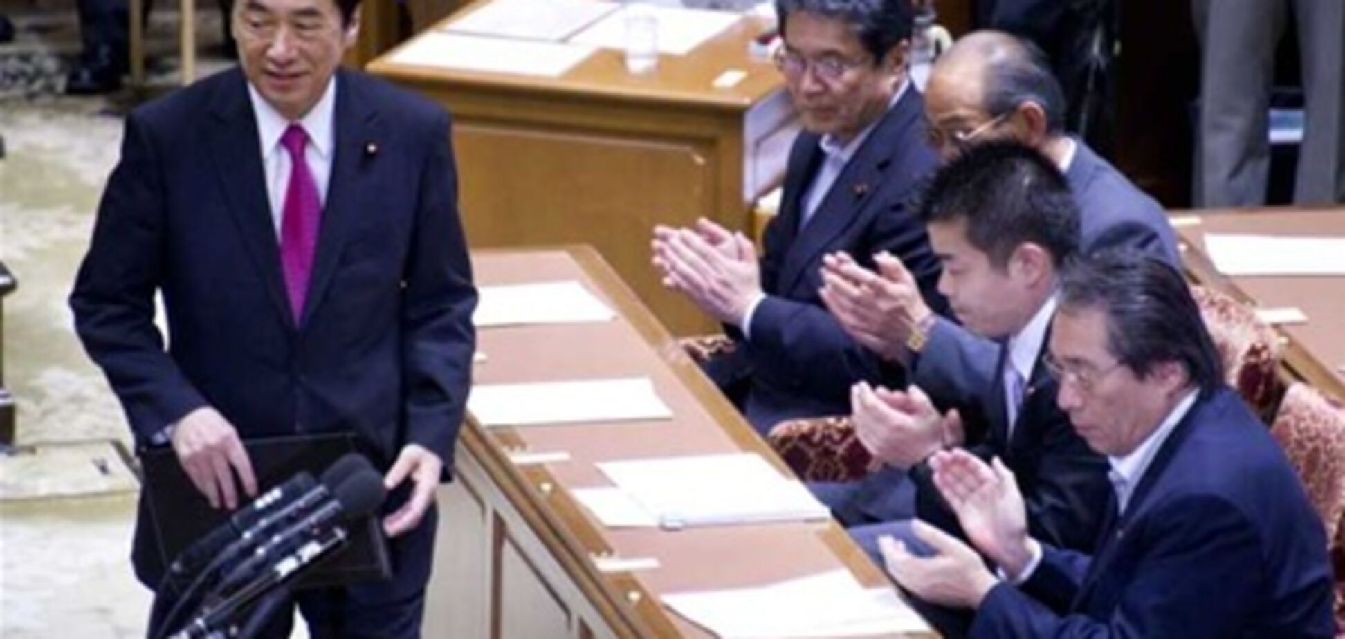 Премьер Японии избежал отставки