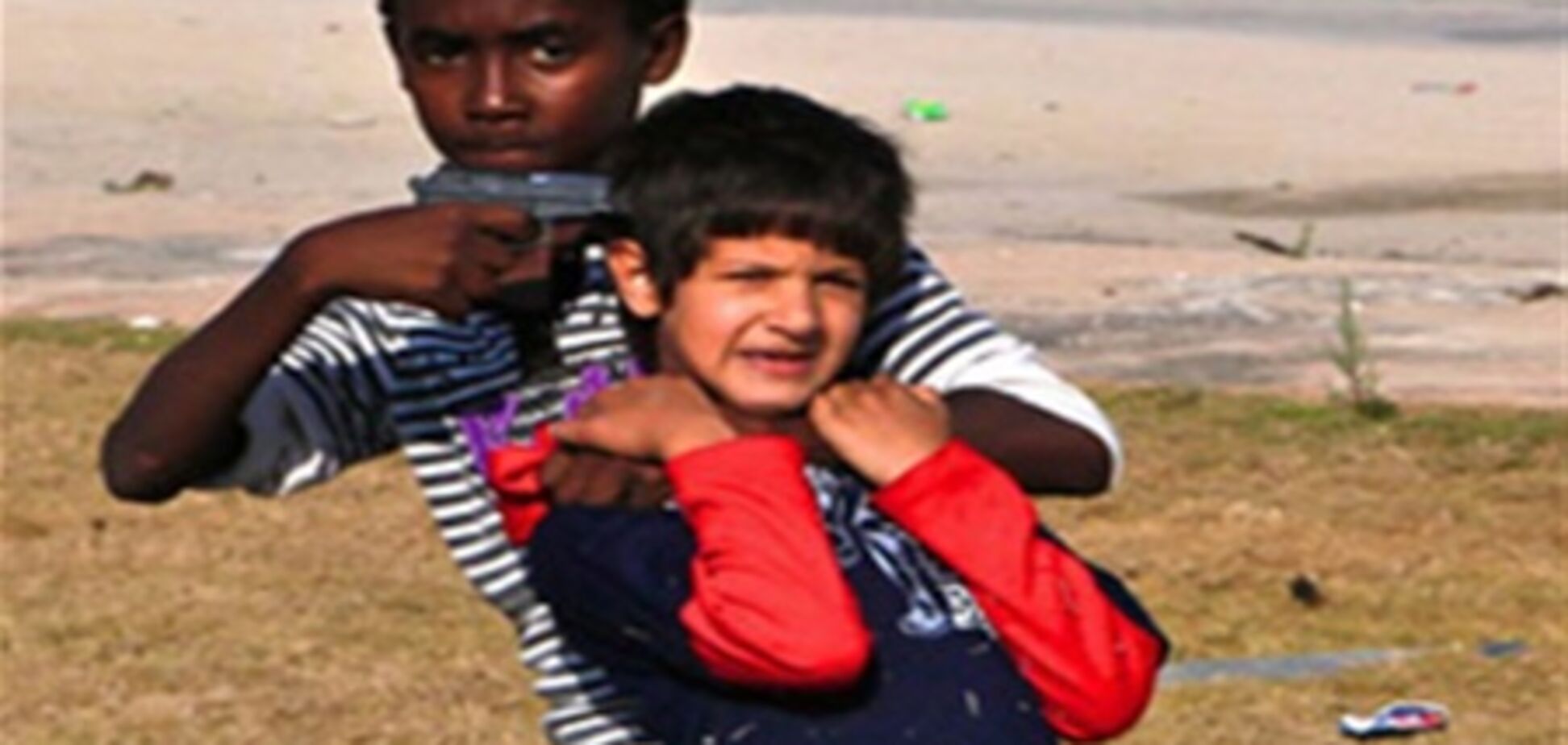 Играющие в войну дети в Бенгази, Ливия