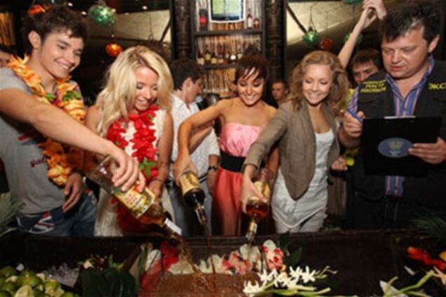 Зірки приготували рекордно великий коктейль Май Тай