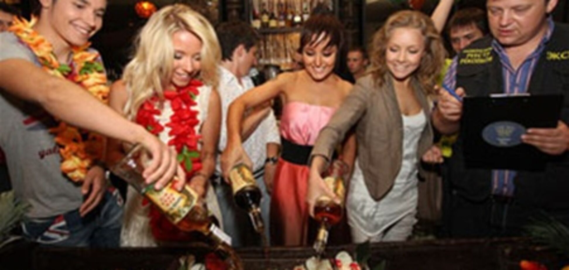 Зірки приготували рекордно великий коктейль Май Тай