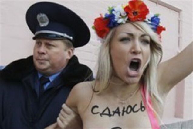 Активістки 'Femen' у Печерському суді намагались викупити Луценка