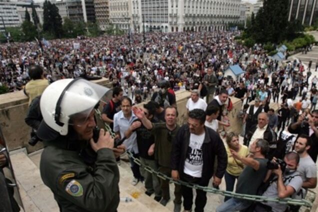 В Афінах 10 тис. греків страйкують проти економії
