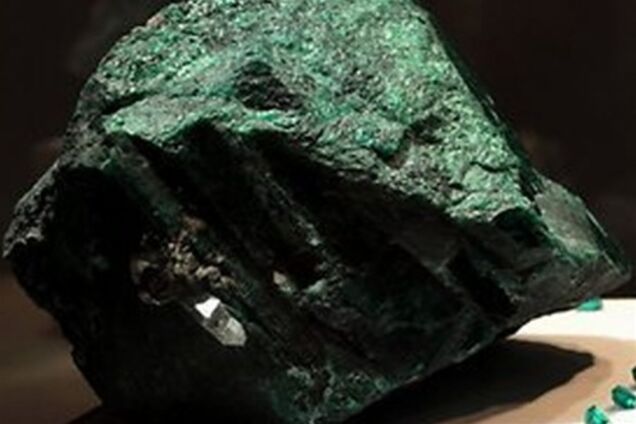 Колумбія показала найбільший у світі смарагд в 15 000 карат. Фото