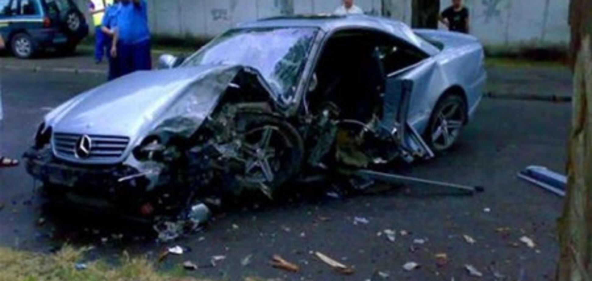 В Одессе об дерево разбился Mercedes с двум парнями и тремя девушками. ФОТО