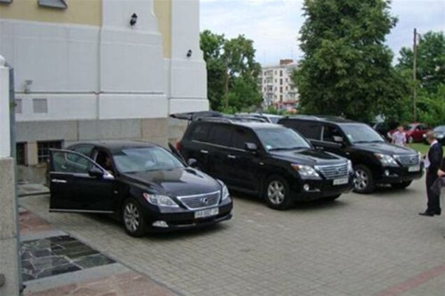 Новый епископ эффектно прикатил в Житомир на трех 'Лексусах'