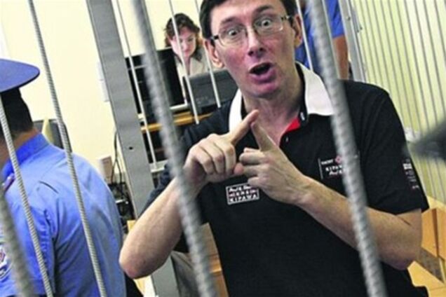 Водитель Луценко в суде ударил журналиста кулаком