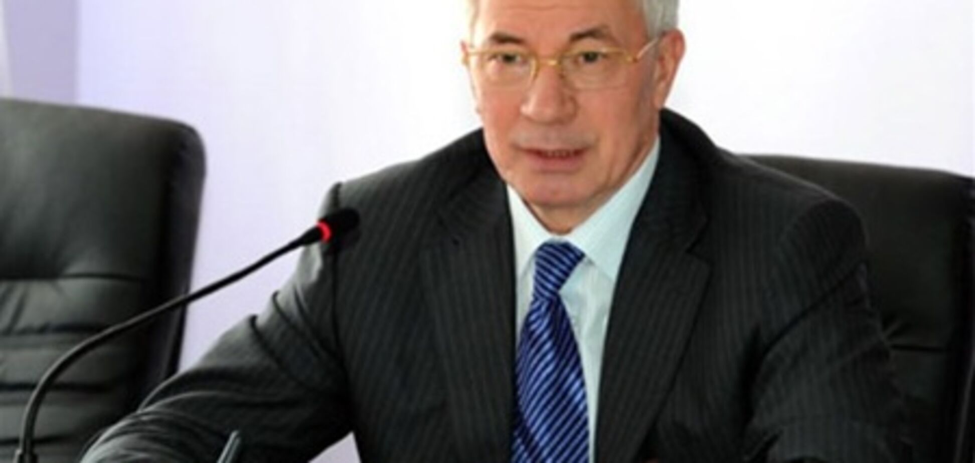 Азаров: вода, дороги і умови лікування важливіші за політичні суперечки