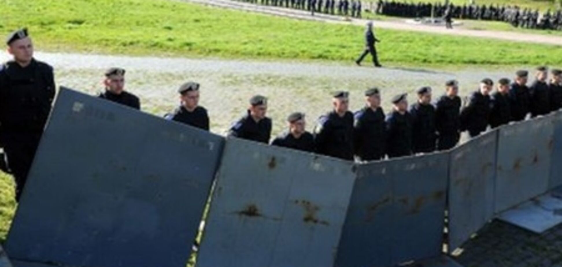 Милиционер: Я, любимая, на войне, во Львове!