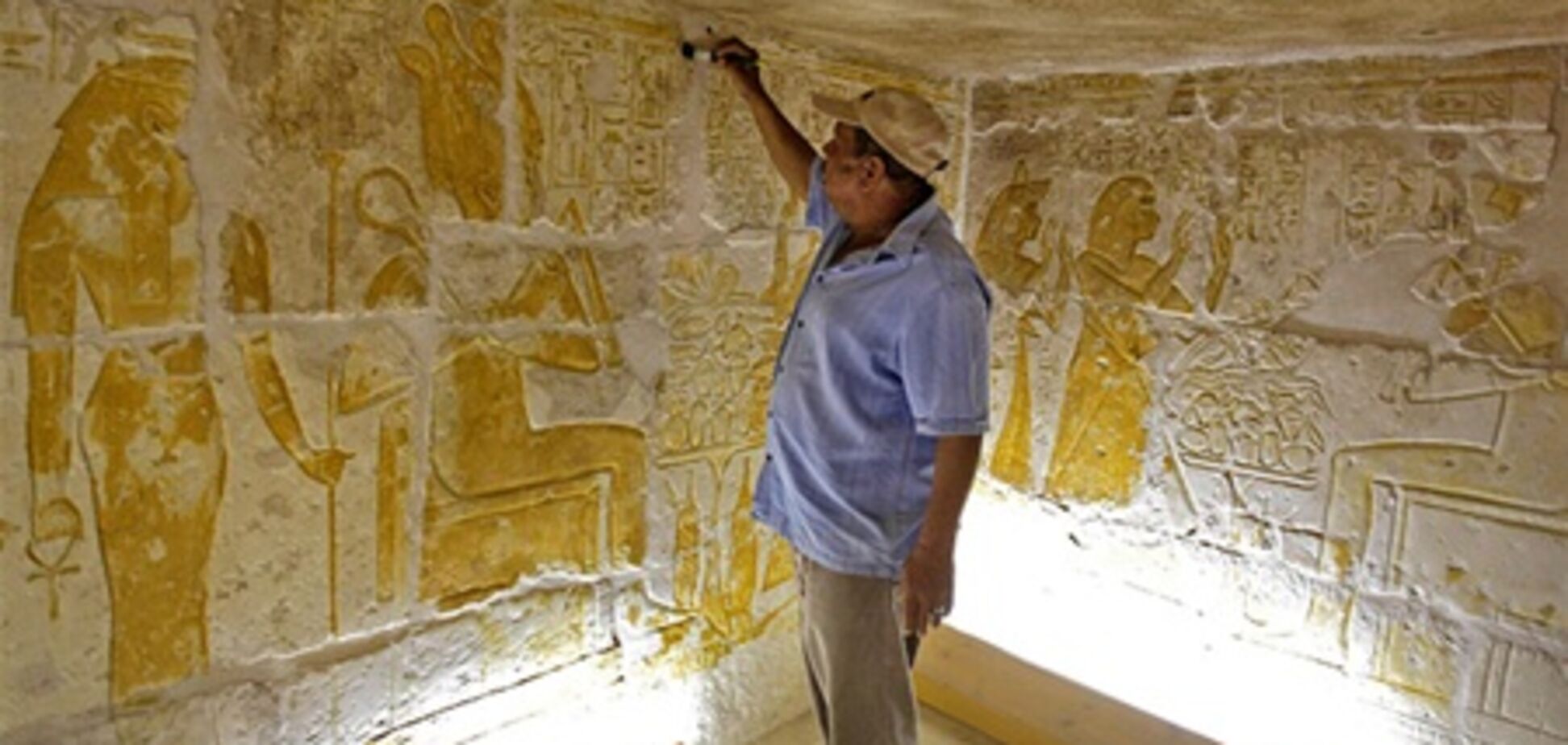 Біля піраміди Хеопса розкрили саркофаг з 'сонячною турою'