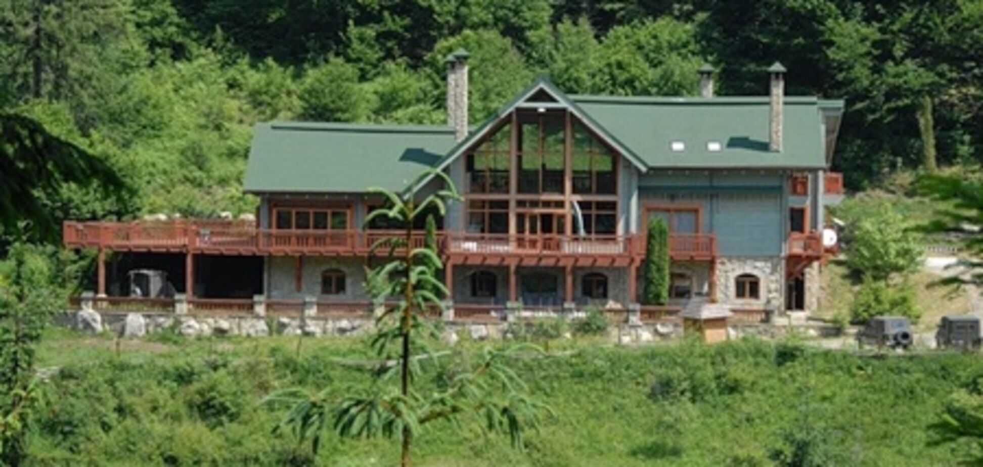 Ющенко строит вип-отель в Карпатах. Фото