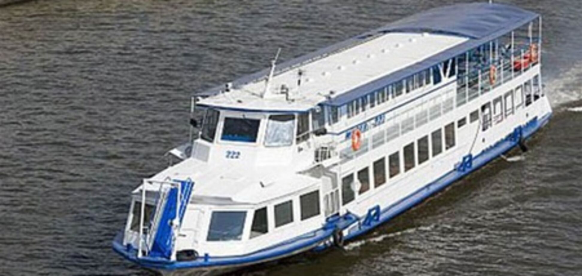 Баржа врезалась в теплоход с выпускниками на Москва-реке