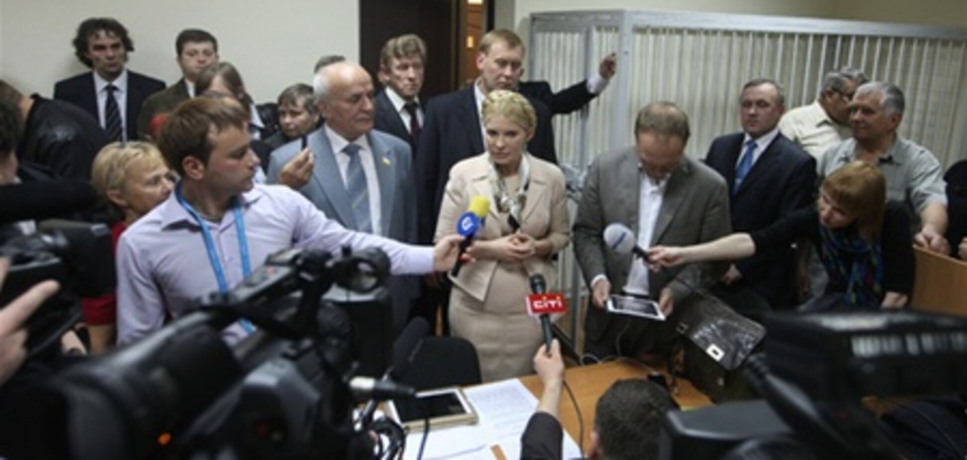 З Печерського суду виносять людей без свідомості