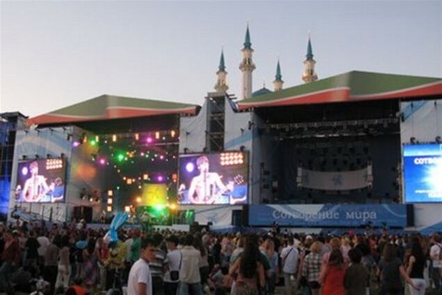 Медведев потанцевал на рок-концерте и поиграл на люляме