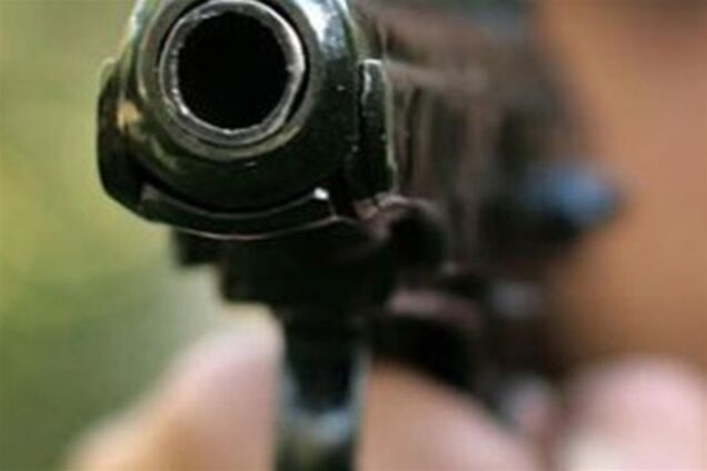 Киевлянин устроил тир на голове у прохожего