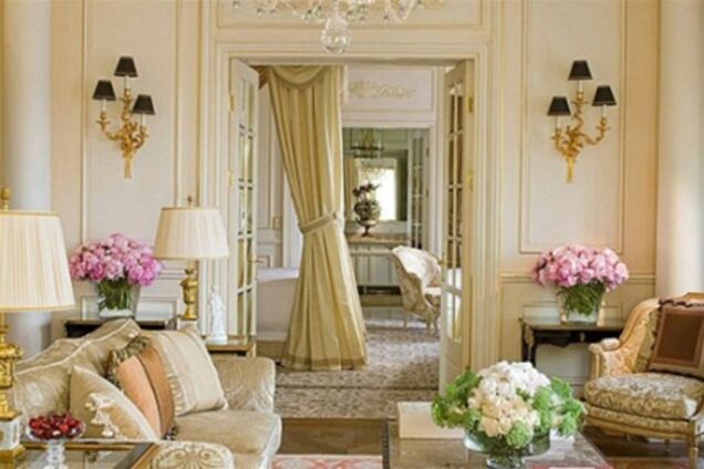 У депутатському готелі меблі виблискують платиною
