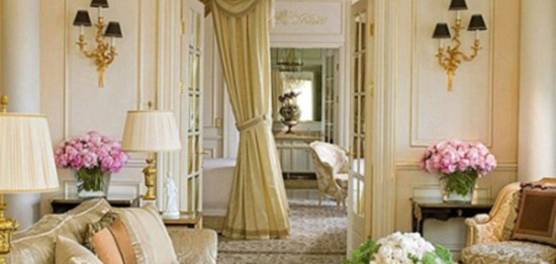 У депутатському готелі меблі виблискують платиною