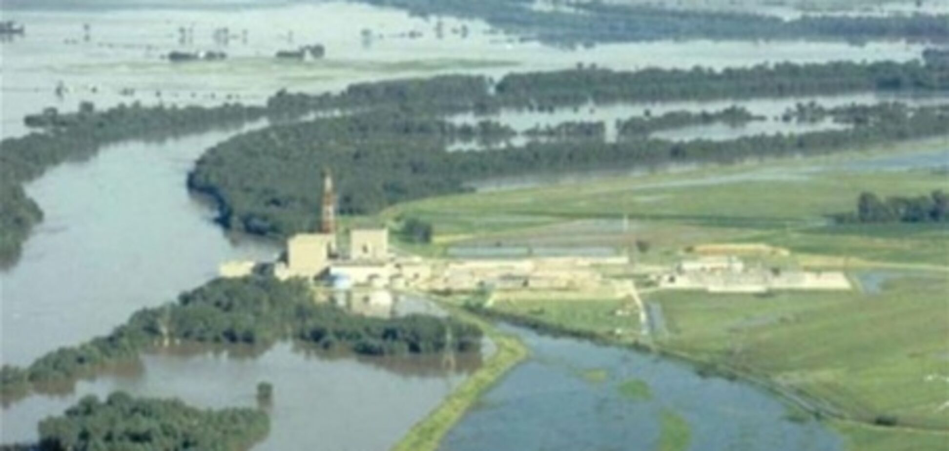 В США разрушена защищавшая АЭС от наводнения дамба