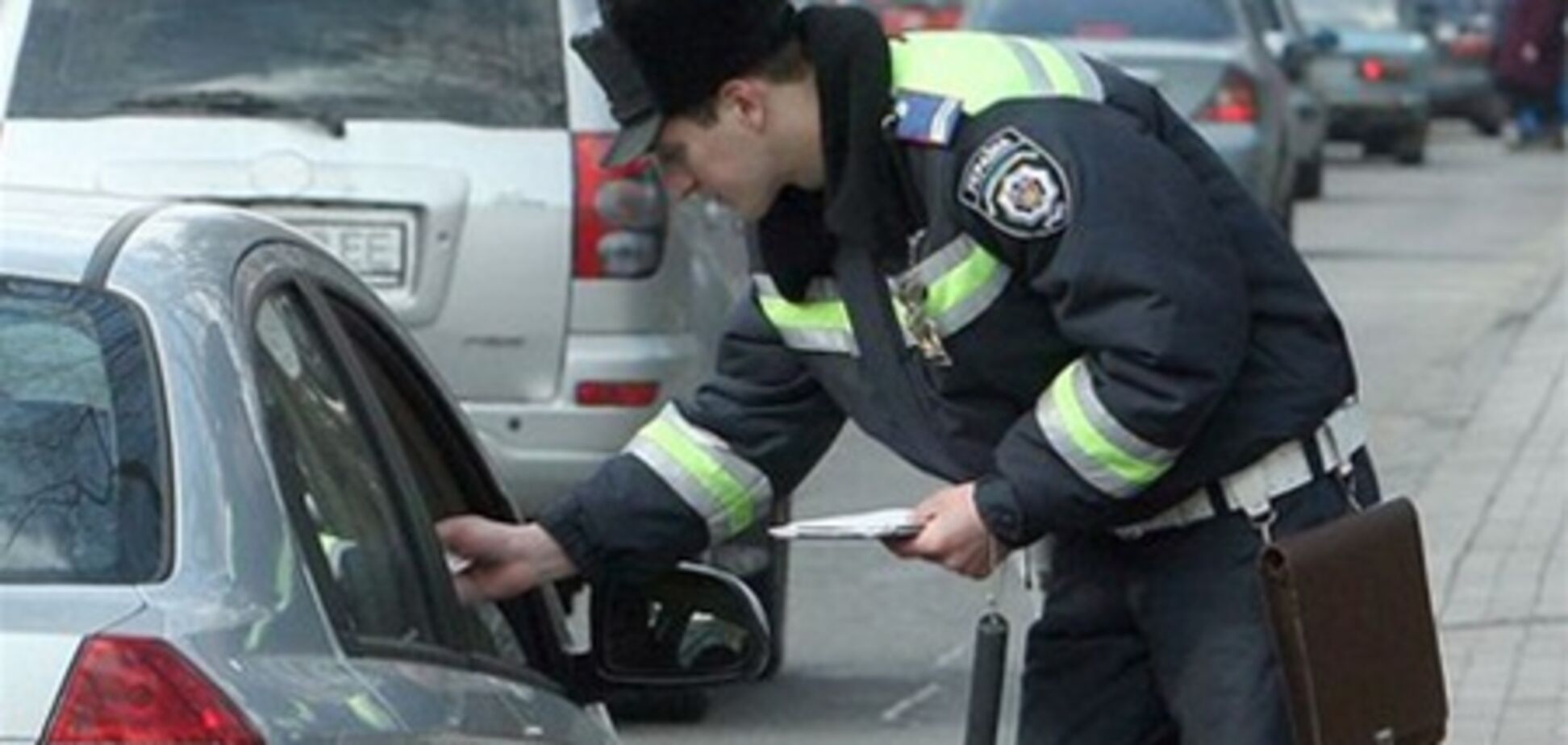 Гаишники отобрали у водителя права, вымогая взятку