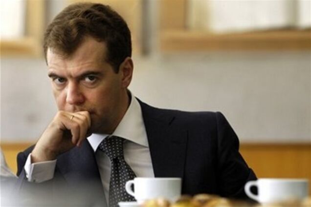 Медведев разрешил увольнять хронически больных госчиновников
